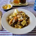 Pasta variada con espinacas y gambas al limón