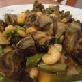 Alcachofas con gambas y espárragos.