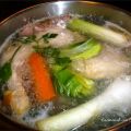 Caldo de pollo casero.
