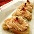 Canapé de pan de cebolla con crema de jamón y[...]