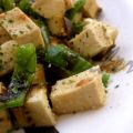 Berenjena con pimiento verde y tofu al papillote