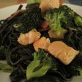 Spaguetti nero di sepia con salmón y brócoli