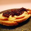 TOSTAS CON TOMATE, QUESO Y CEBOLLA CARAMELIZADA