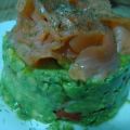 Aro de aguacate, salmón ahumado y jamón