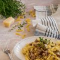 Pasta con alcachofas y salchichas