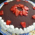 TARTA DE CHOCOLATE CON FRESAS Y NATA
