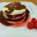 Lasaña de chocolate blanco con fresas y salsa[...]