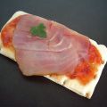 Tosta de atún ahumado con mermelada de tomate