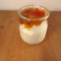 Mató con salsa dulce de melocotón con[...]