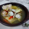 Sopa o caldillo de almejas y pescado.