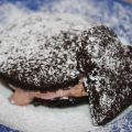 Galleta Muffin de chocolate rellena de helado.
