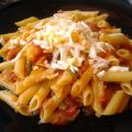 Macarrones con pisto y bacon