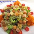 Ensalada variada con pasta y dados de salmón