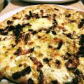 Pizza de quesos blancos, bacon y puerro