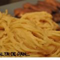 Espaguettis con salsa de queso y magret de pato