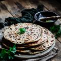 Pan paratha con cebolla roja, perejil y especias