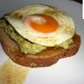 AGUACATE Y HUEVO AL CURRY SOBRE PAN DE CEREALES
