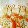 Rollitos de salmón con queso y encurtidos