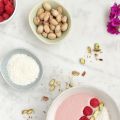 Smoothie bowl de frambuesa con coco y pistachos