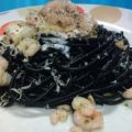 Espaguetis al nero di sepia con gambas