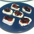 RULOS DE QUESO CON MERMELADA DE TOMATE Y CREMA[...]