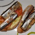 Tosta de aguacate y sardinas