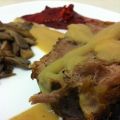 Pierna de cordero rellena con salsa de cebolla