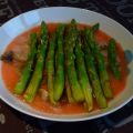 Espárragos trigueros con bacalao ahumado y[...]