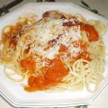 Espaguetis con tomate y topping de bacon