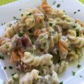 Pasta con jamón, nueces y salsa de queso