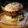 Hamburguesa en pan de mollete con pimiento rojo[...]