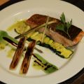 CRUJIENTE DE SALMÓN CON VERDURAS, CON REDUCCIÓN[...]