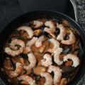 Cazuela de mejillones y langostinos.