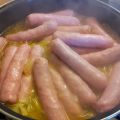 Salchichas frescas encebolladas al brandy