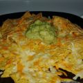 Nachos con queso y guacamole, fácil y rápido.