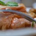 Salmón con cebolla caramelizada