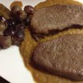 Medallones de añojo de ternera con salsa de uvas