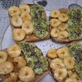 PAN TOSTADO CON PLANTANO Y AGUACATE
