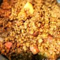 Lentejas con chorizo, jamón y panceta, en olla[...]