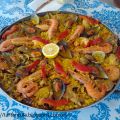 Paella de pollo, conejo y marisco