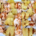 Brochetas de langostinos y piña