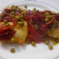 MERLUZA REBOZADA CON PIMIENTOS Y GUISANTES