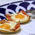 Tartaletas de pan de molde con beicon y huevo.