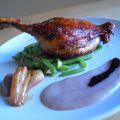 Muslo de pato al horno con puré de peras al[...]