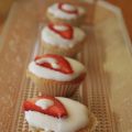 Magdalenas con pasta de azúcar y fresas