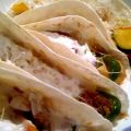 Tacos de pollo y verduras con salsa de yogurt[...]