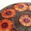 CAKE TATIN CON PIÑA Y CEREZAS