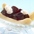 Postre tipo banana split con gelatina de cereza