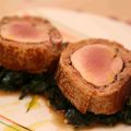 Rollo de pan relleno de filete de cerdo.