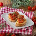 Tosta con hummus y tomates asados